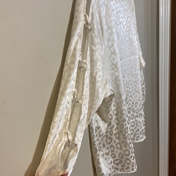 Retrology Cheetah Print White Blouse with Cage Sleeves - Picture 3 of 7